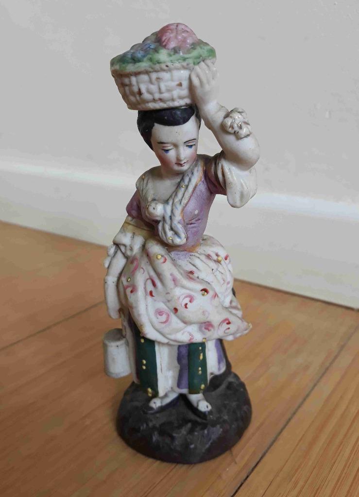 Femme en biscuit de porcelaine, Antiquités & Art, Antiquités | Porcelaine, Enlèvement ou Envoi