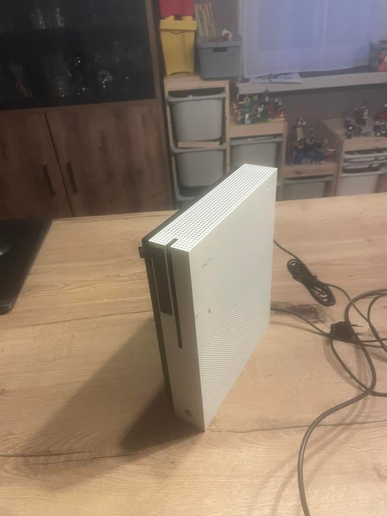 Xbox one s met twee controllers, Games en Spelcomputers, Spelcomputers | Xbox One, Ophalen, Gebruikt, Met 2 controllers, Xbox One S