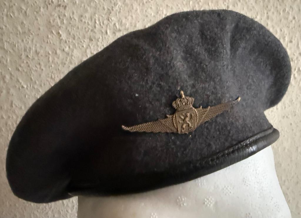 Casquette de soldat de l'armée de l'air belge avec plaque d', Collections, Envoi, Armée de l'air, Vêtements ou Chaussures