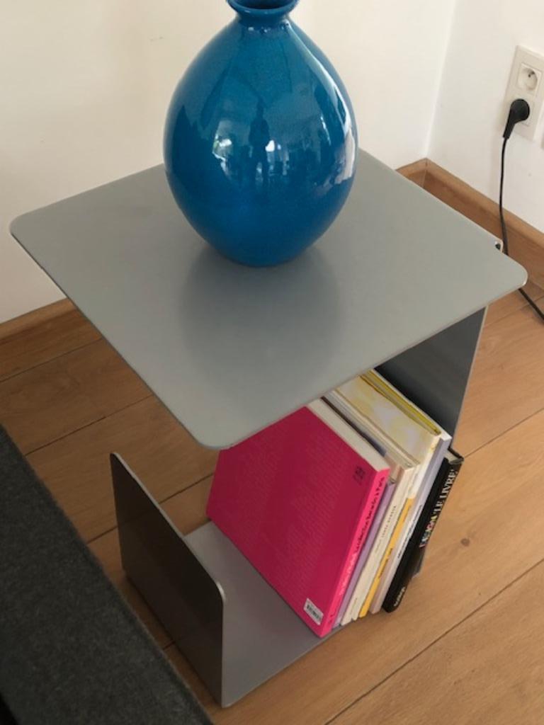 Petite table moderniste, fin des années 70, Enlèvement