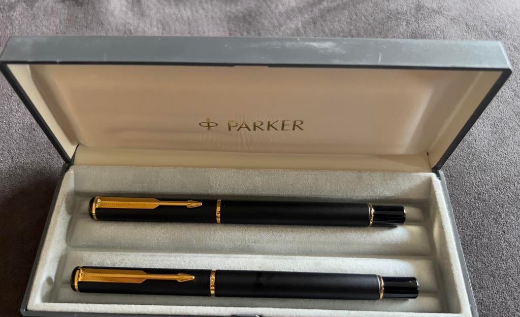 Parker Rialto 88 fountain pen Black Gold Plated Trim N3, Verzamelen, Pennenset, Parker, Met doosje, Ophalen of Verzenden