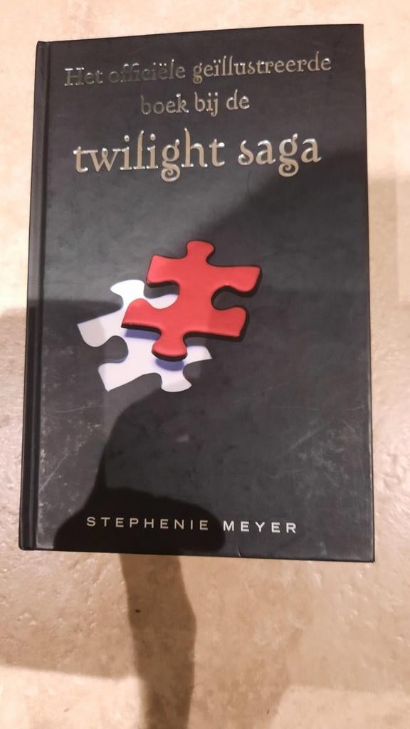 Officiële geïllustreerde boek bij de Twilight saga, Ophalen of Verzenden, Zo goed als nieuw, Stephenie Meyer