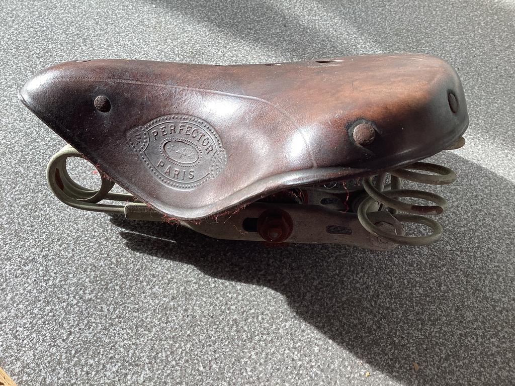 Selle en cuir perfector, Enlèvement