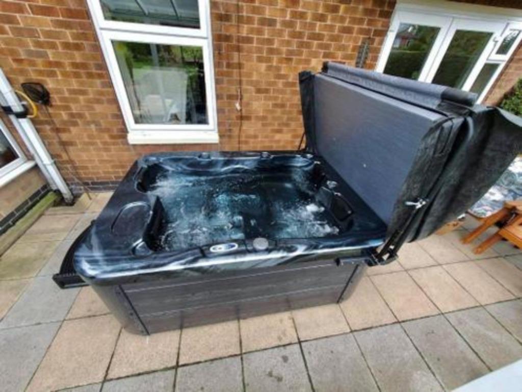 Kleine jacuzzi 3 tot 4 personen voor buiten en binnen, Ophalen, Nieuw
