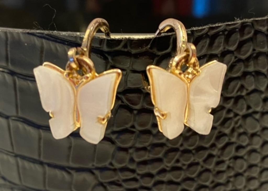 Goudkleurige oorringen met witte vlinder, Bijoux, Sacs & Beauté, Boucles d'oreilles, Enlèvement ou Envoi, Comme neuf, Blanc, Pendantes