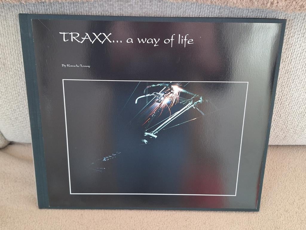 Zeer zeldzaam! - boek - TRAXX.... a way of life., Verzamelen, Ophalen of Verzenden, Nieuw, Trein, Boek of Tijdschrift