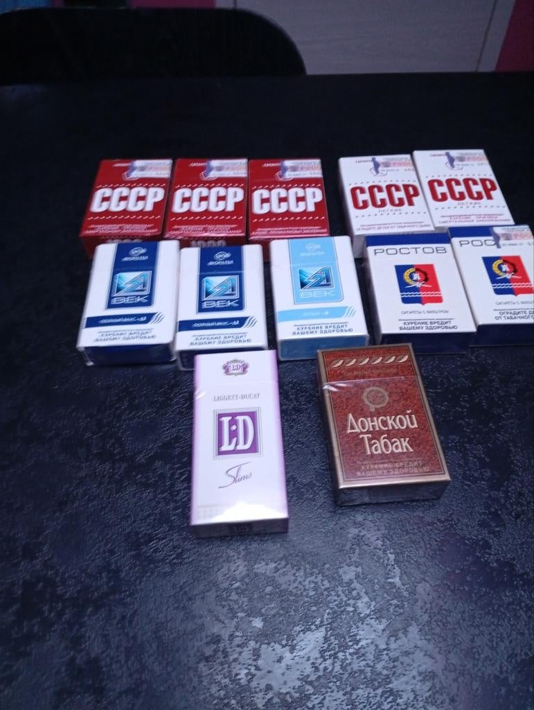 Divers paquets de cigarettes Russe