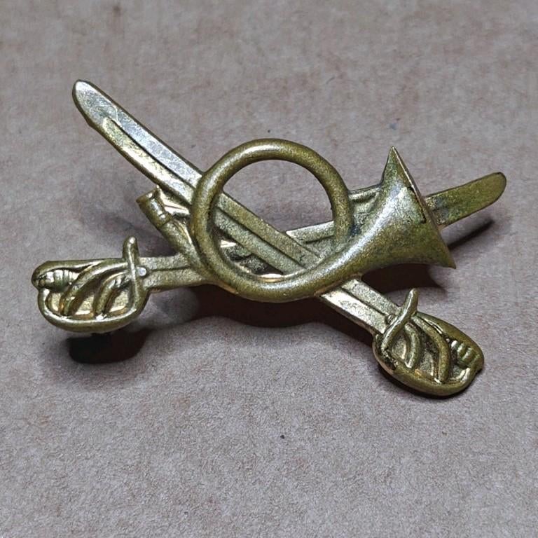 Kenteken Jagers te paard goudkleurig, Ophalen of Verzenden, Landmacht, Embleem of Badge