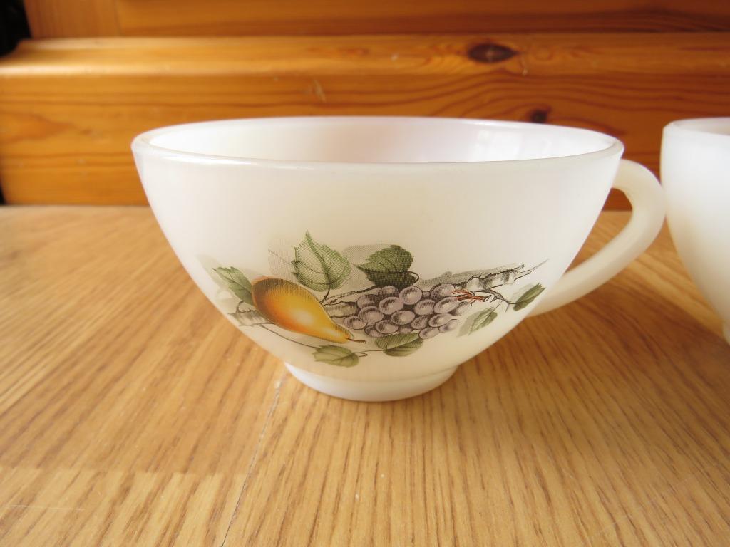 vintage arcopal 2 tasses motifs fruits de France, Huis en Inrichting, Ophalen of Verzenden, Gebruikt, Kop(pen) en/of Schotel(s)