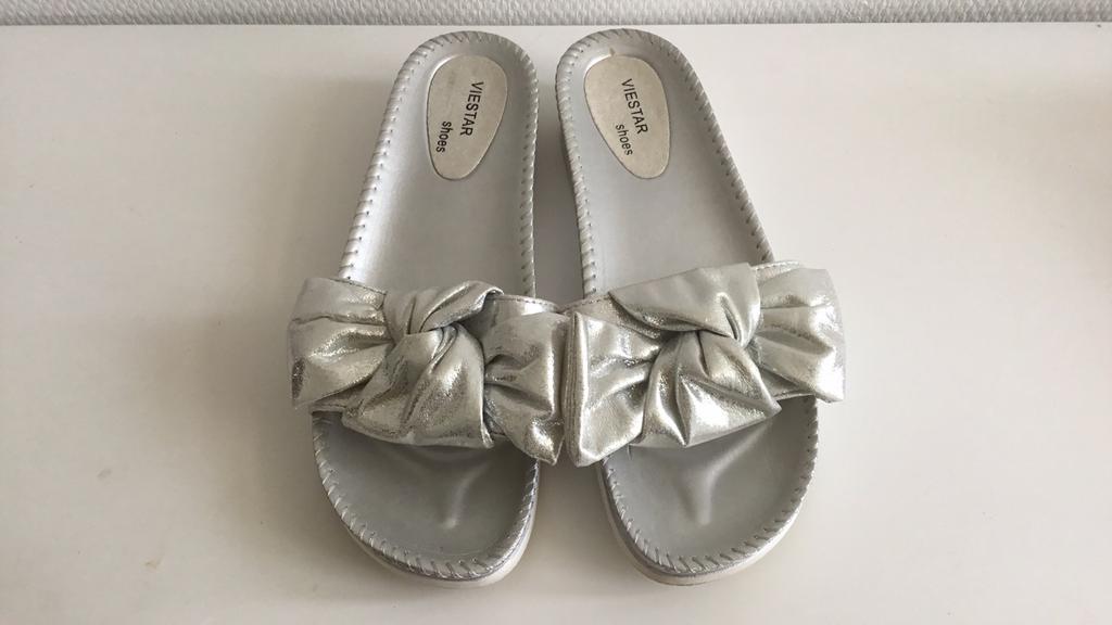Zilverkleurige slippers, Ophalen of Verzenden, Zo goed als nieuw