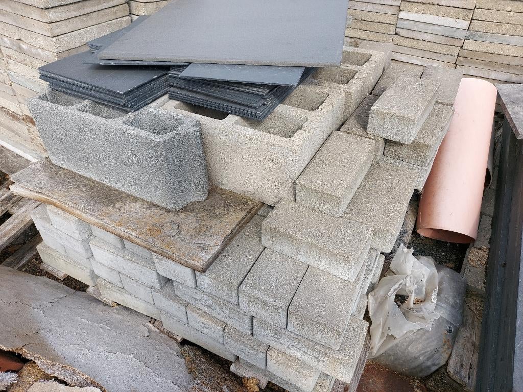 Lot béton : +/- 10 Parpaings et +/- 70 Pavés (Klinkers) gris, Enlèvement, Comme neuf