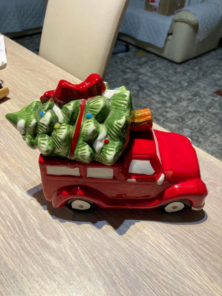 keramisch decoratieve rode vrachtwagen met een kerstboom, Ophalen of Verzenden