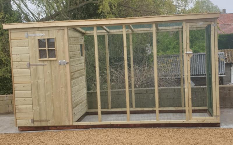 Houten volière met Sluis nieuw onderhoudsvrij nieuw, Dieren en Toebehoren, Vogels | Hokken en Kooien, Volière, Hout, Ophalen