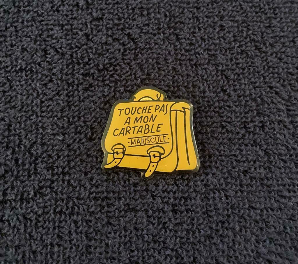 PIN - TOUCHE PAS A MON CARTABLE - MAJUSCULE, Verzenden, Zo goed als nieuw, Overige onderwerpen, Speldje of Pin