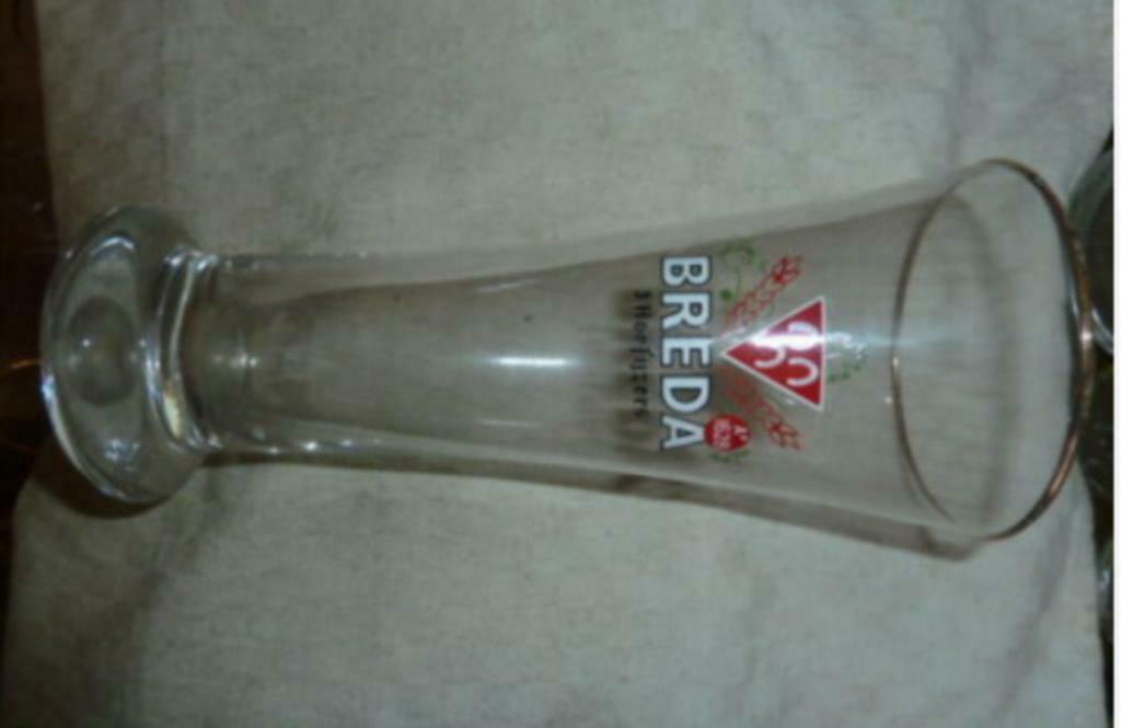 #J bier glas BREDA 3 HOEFIJZERS Anno 1628 " grote fluit ", Ophalen of Verzenden, Gebruikt, Bierglas