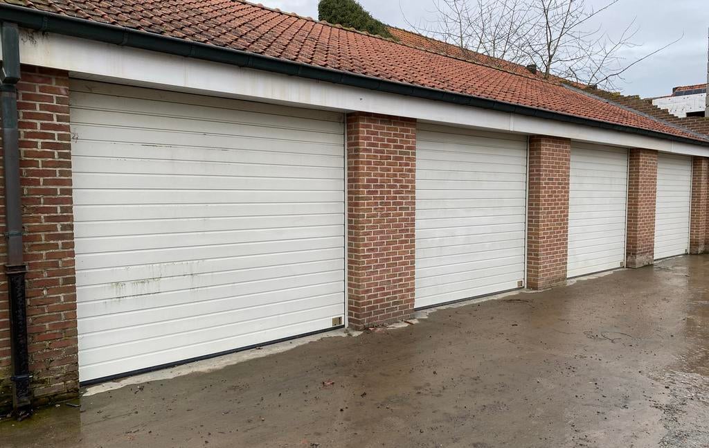 Lot van 4 garages