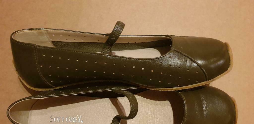 Groene ballerina's met leren riempjes, Kleding | Dames, Ophalen of Verzenden, Zo goed als nieuw, Ballerina's