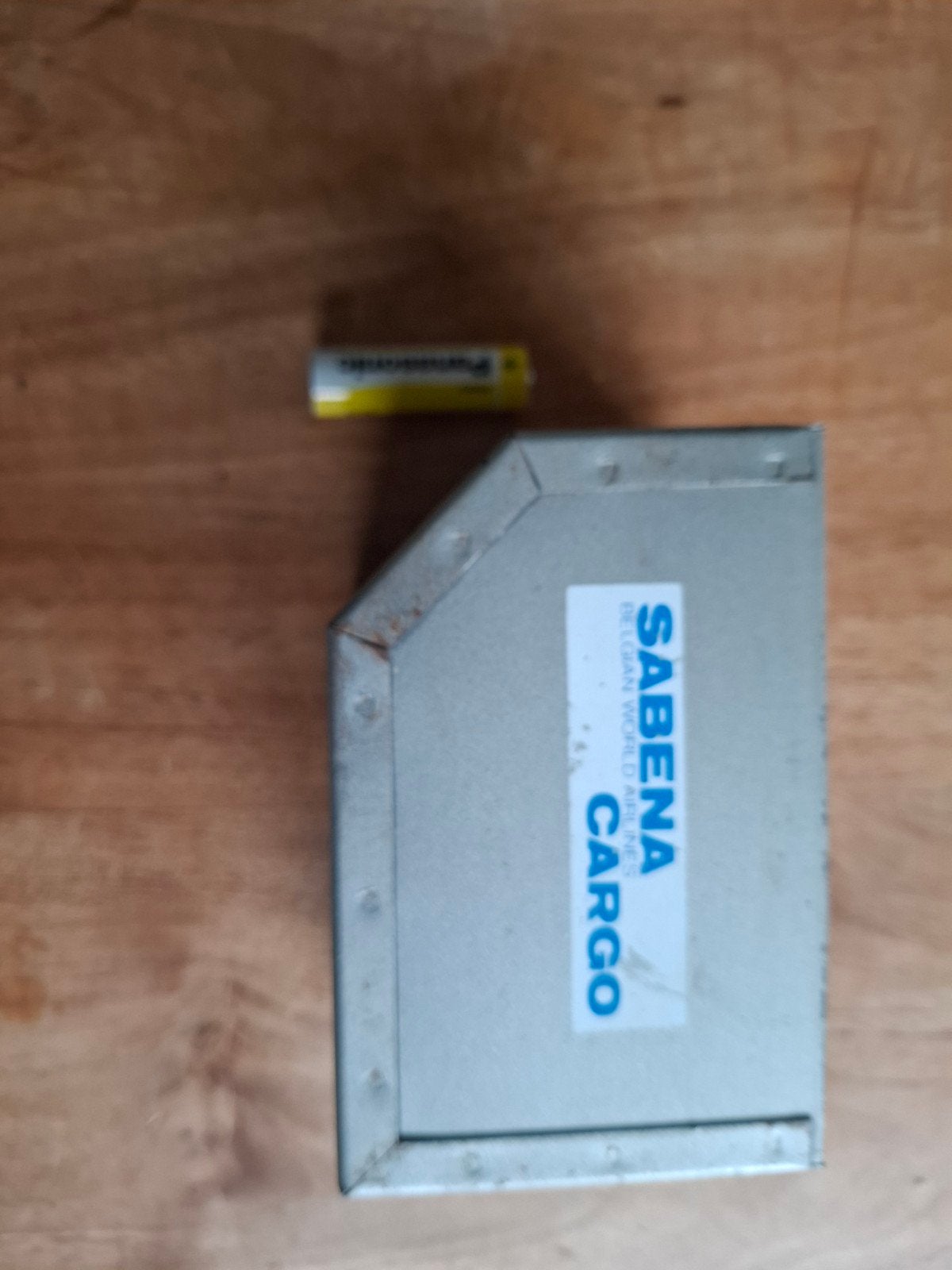 Sabena klein cargo doosje uit vliegtuig van sabena, Ophalen