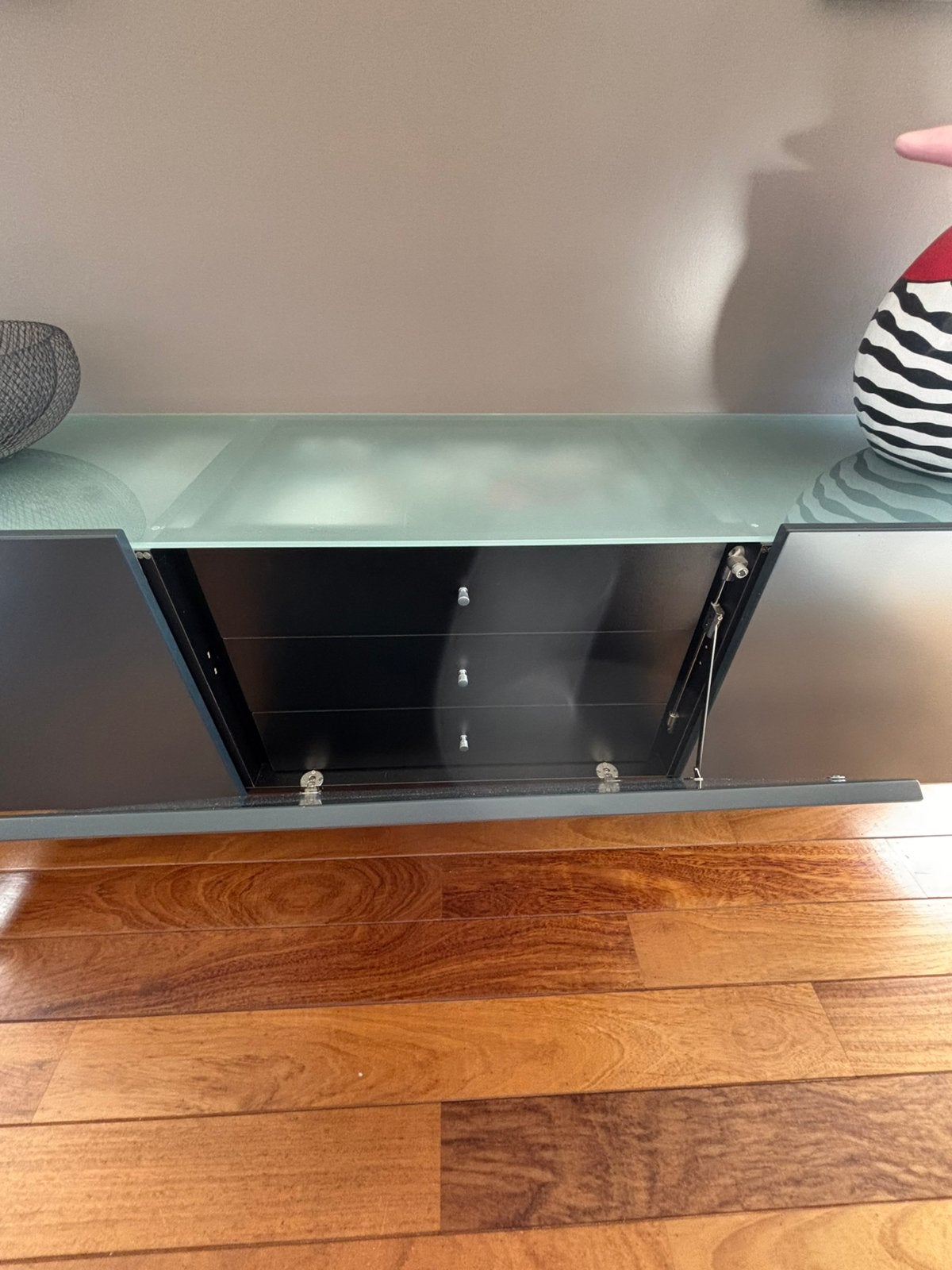 🩵 Design hangdressoir met glazen blad, Huis en Inrichting, Ophalen, Gebruikt, Design, Met lade(s)