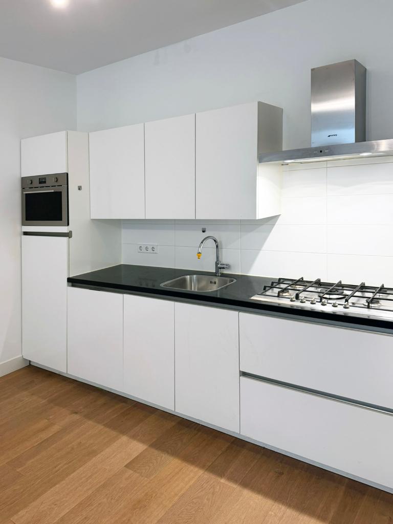 Schmidt rechte keuken 300 cm + Smeg apparatuur en composiet, Huis en Inrichting, Keuken | Complete keukens, Gebruikt, Wit, Composiet