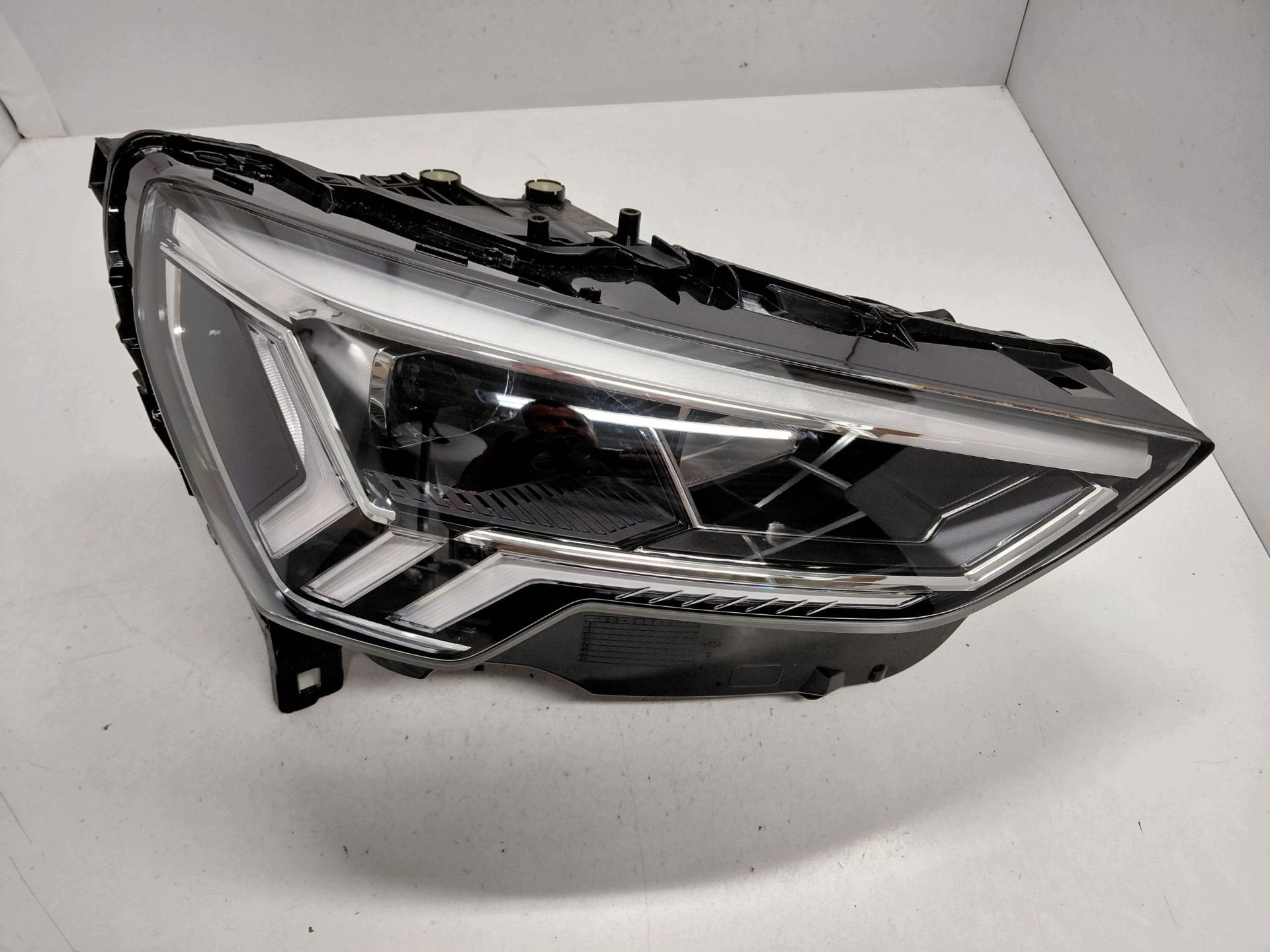 Phare Audi Q3 83A941034, Autos : Pièces & Accessoires, AUDI AG, Auto-Union-Strasse 1
85045  Ingolstadt, DE, Audi, Utilisé