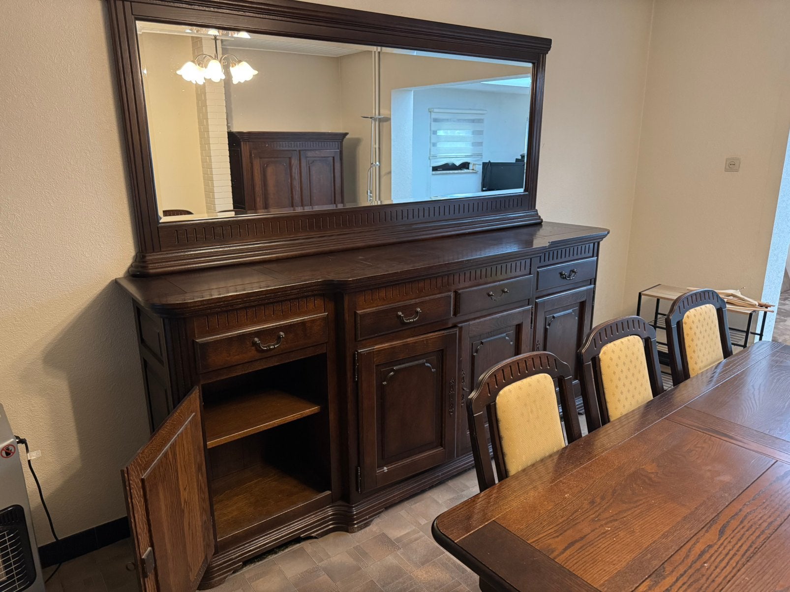 Volledig eetkamer met dressoir. Vol eiken kasten, Ophalen, Zo goed als nieuw