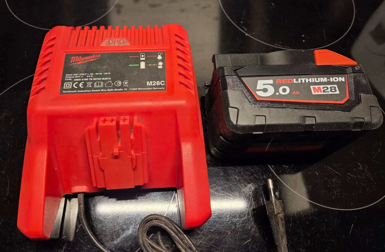Milwaukee M28 28V accu + lader, Ophalen of Verzenden