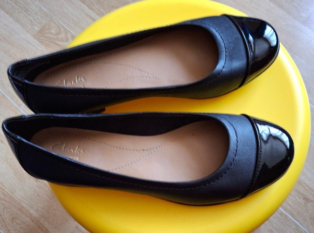 Chaussures plates noires. CLARKS. P38, Neuf, Enlèvement, Clarks, Ballerines