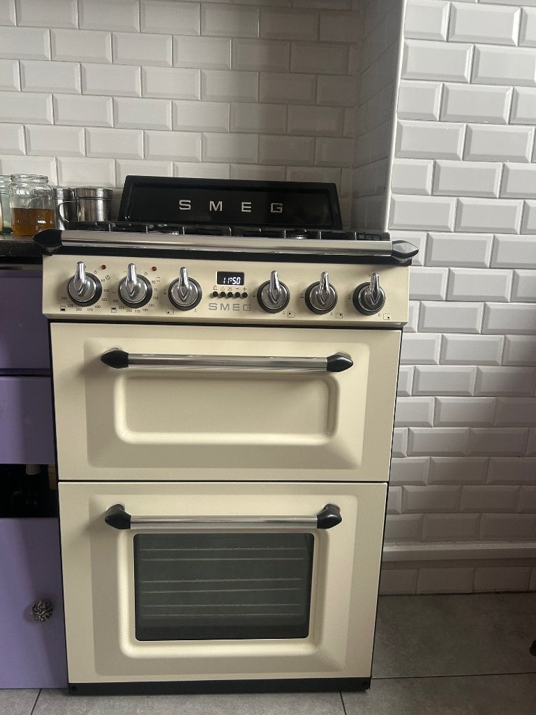 Smeg Cuisinière Gaz disponible à partir du 22/12/26, Gaz, 4 zones de cuisson, Enlèvement, Utilisé