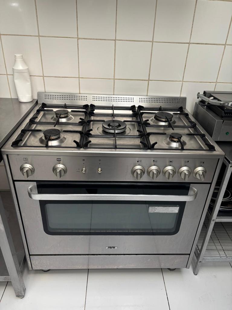 Industriële fornuis, Elektronische apparatuur, Fornuizen, Zo goed als nieuw, Ophalen