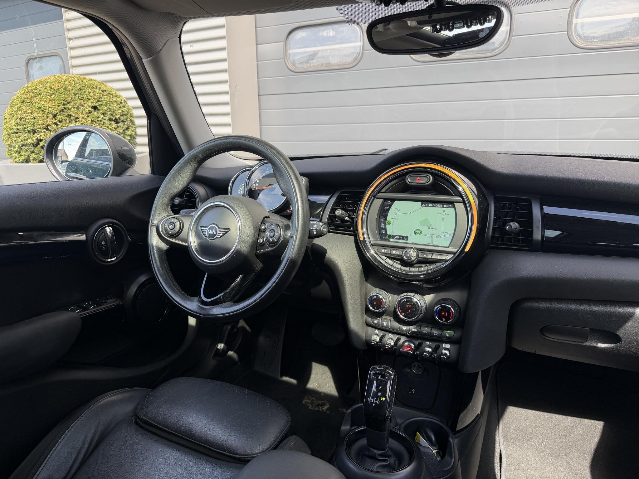 MINI 5-Deurs 1.5 Cooper Chili | Panoramadak | Navigatie | Pa, Auto's, 1195 kg, Gebruikt, 136 pk, Leder en Stof