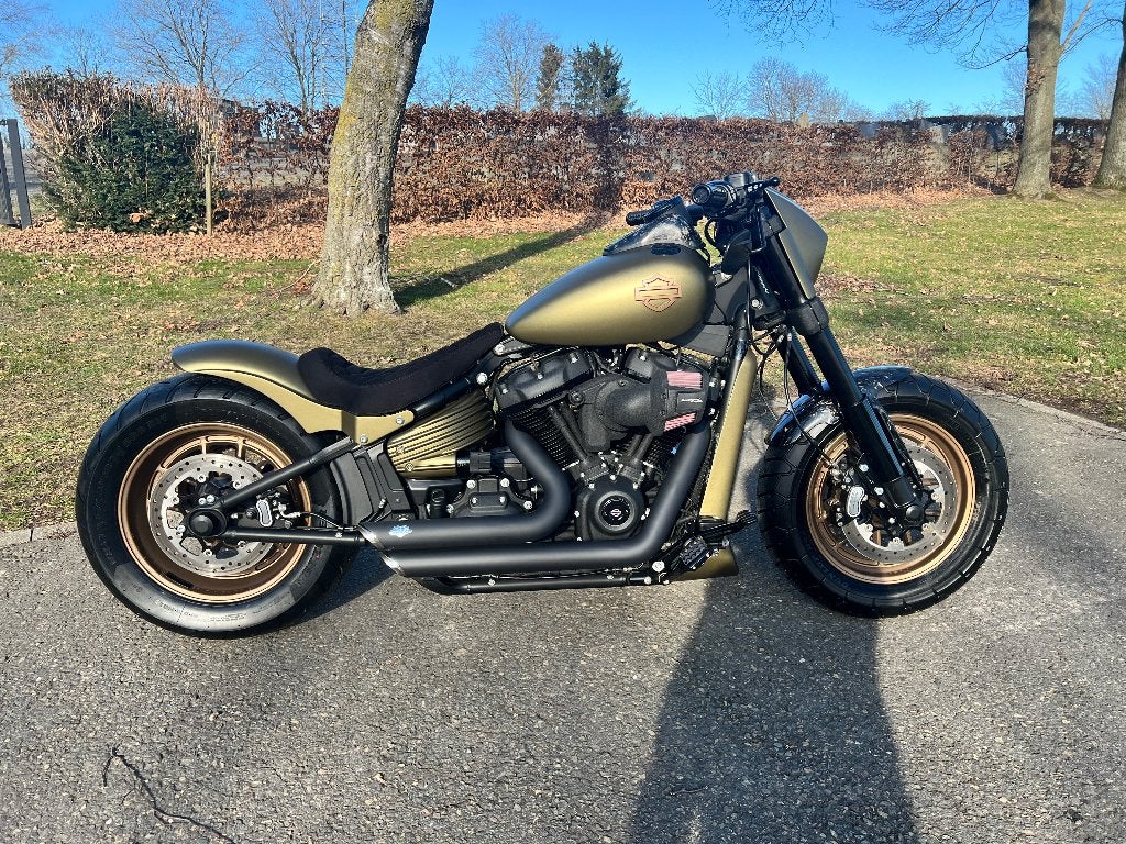 Harley Fat Bob 114 Full Custom Carbon gloednieuw 3000km, Motoren, Motoren | Harley-Davidson, 2 cilinders, Nieuw, Sportuitlaat