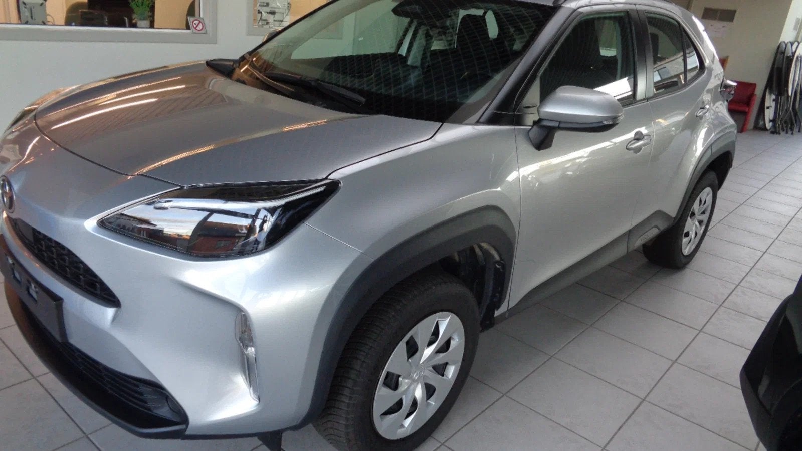 Toyota Yaris Cross Dynamic (bj 2024, automaat), Auto's, Automaat, Stof, Gebruikt, 1490 cc