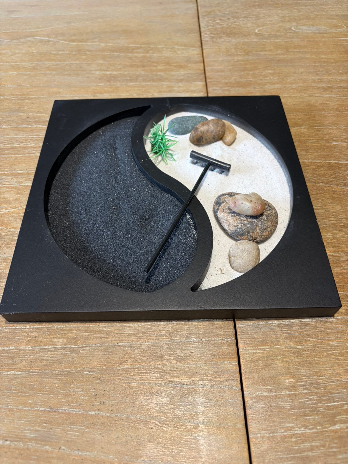 Yin Yang Zen Tuin met wit en zwart zand – 23 x 23 cm, Hobby & Loisirs créatifs, Matériel scolaire, Enlèvement