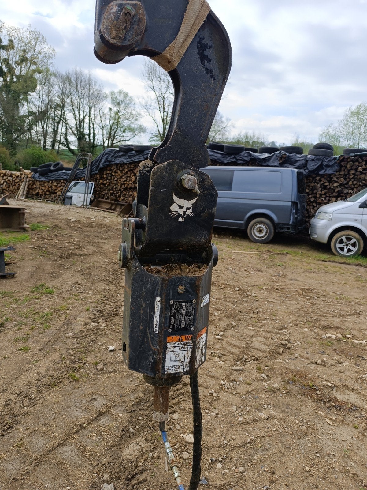 Tarière bobcat, Enlèvement