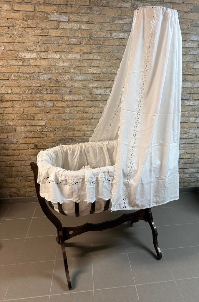 Mooie klassieke baby wieg met hemel en lakentje, Kinderen en Baby's, Ophalen, Zo goed als nieuw, Wieg