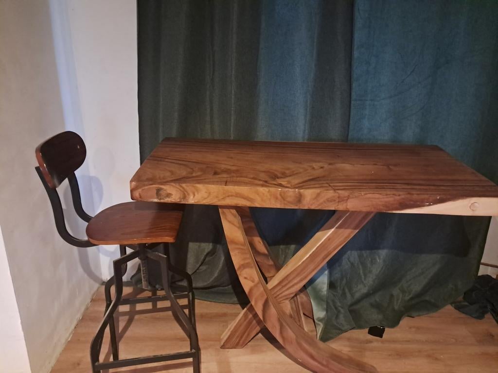 Table de bar en bois, Enlèvement