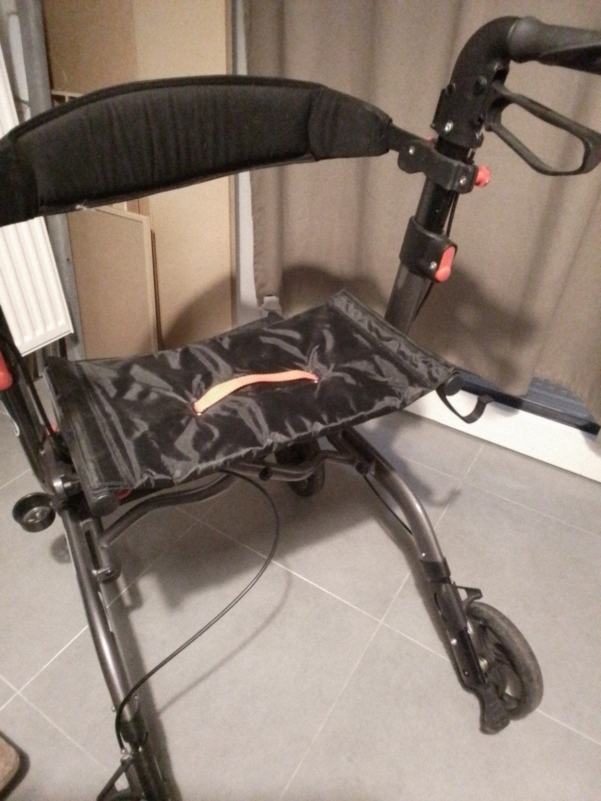Lollator   met maand en in het  zwart en rood, Diversen, Rollators, Ophalen