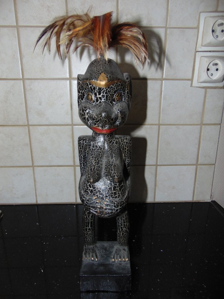 Afrikaans beeldje in hout 38 cm, Hout, 38 cm, Houtsnijwerk, Zwart