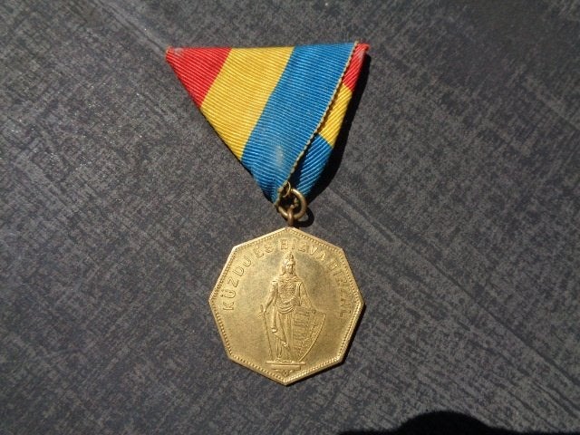 Mij onbekende medaille met lint ,  Roemeens ?, Ophalen of Verzenden, Overige materialen
