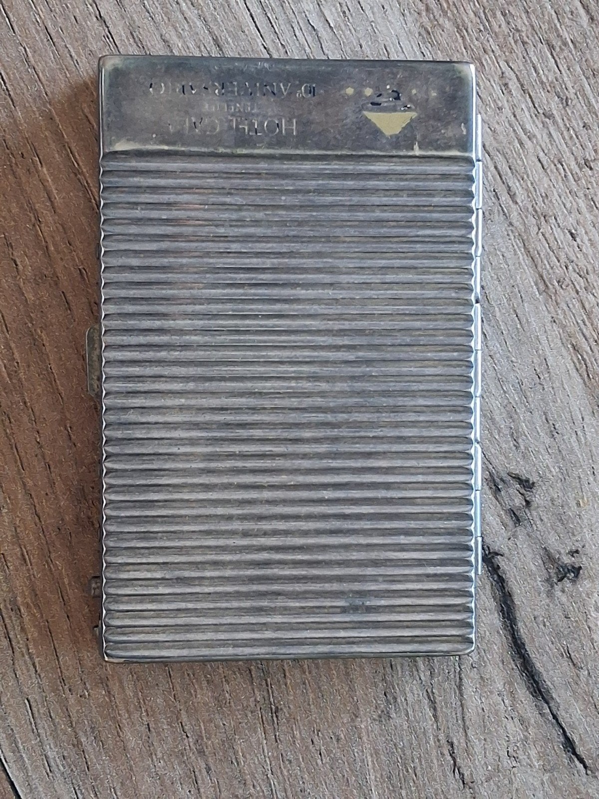 Étui à cigarettes en métal argenté, Envoi