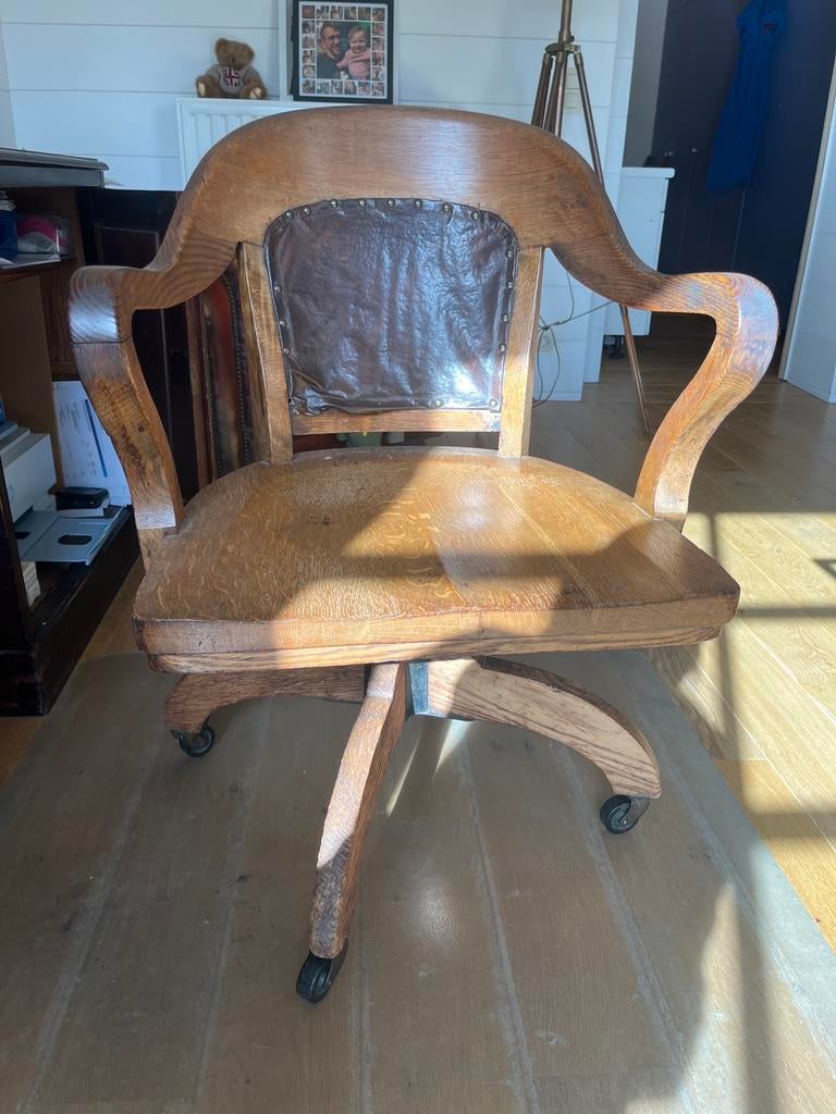 Fauteuil de bureau ancien pivotant en chêne massif, Enlèvement