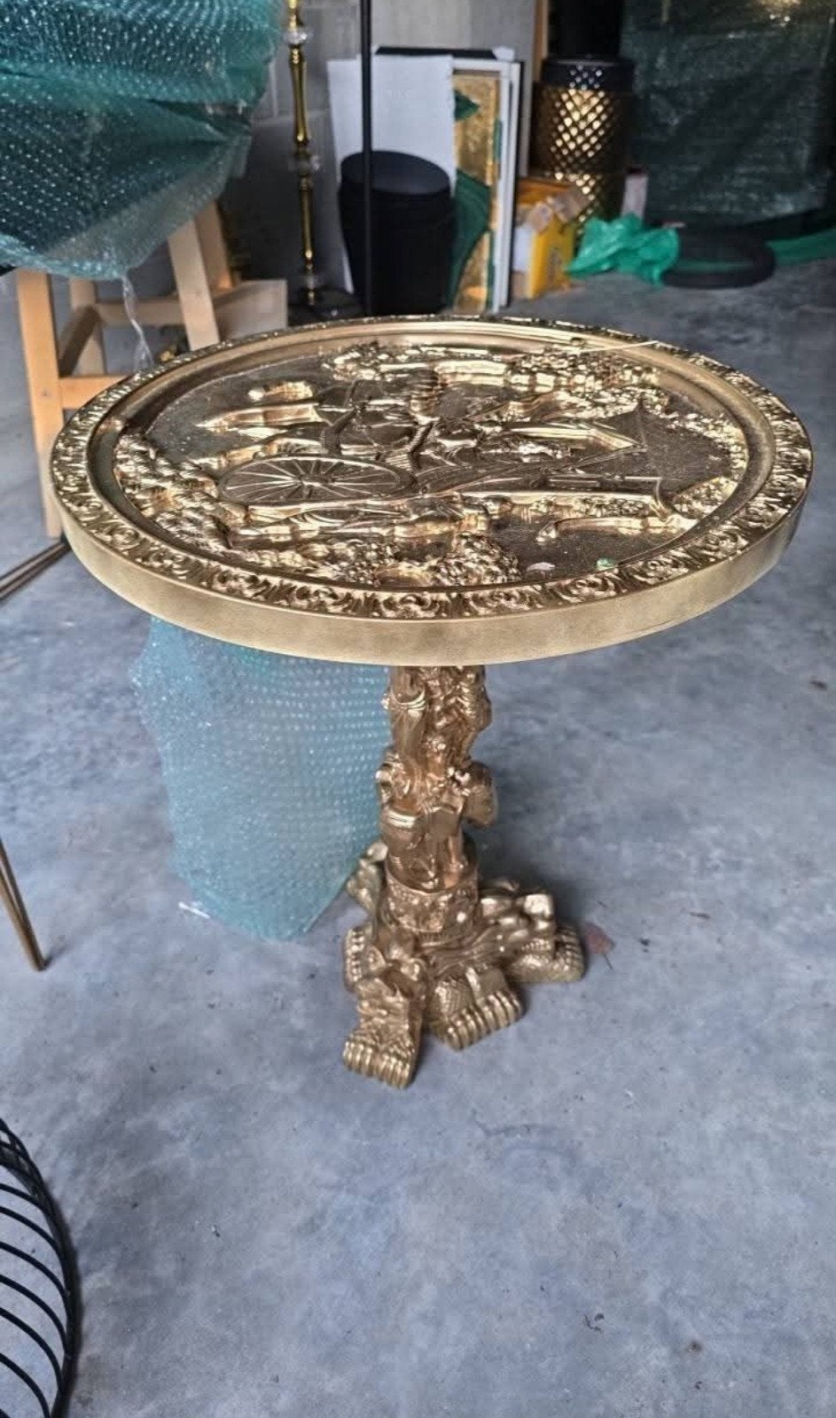 table en pierre sculpté, Enlèvement