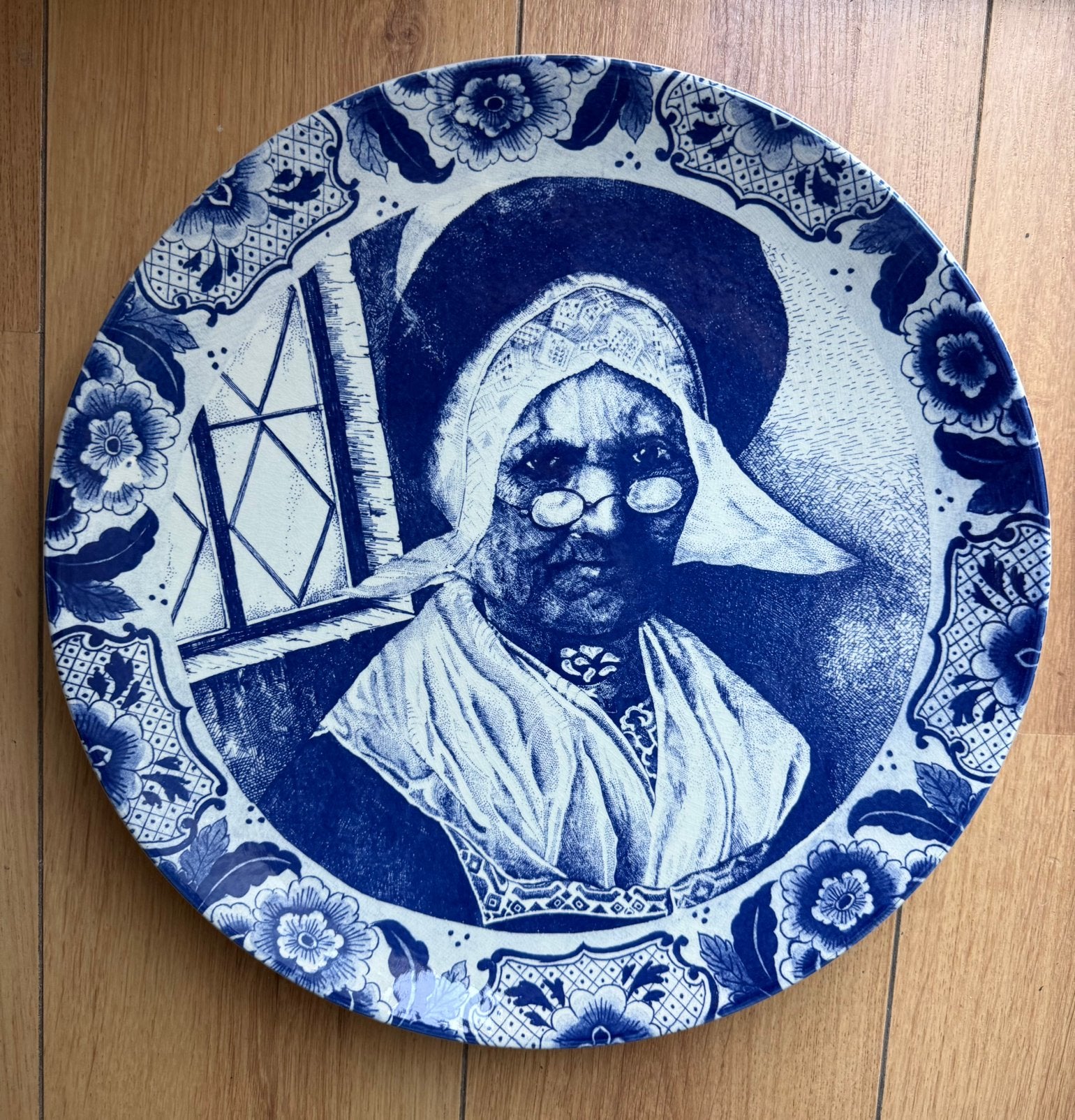 Grande assiette vintage femmepêcheuse Delft bleue 38,5 cm, Enlèvement ou Envoi