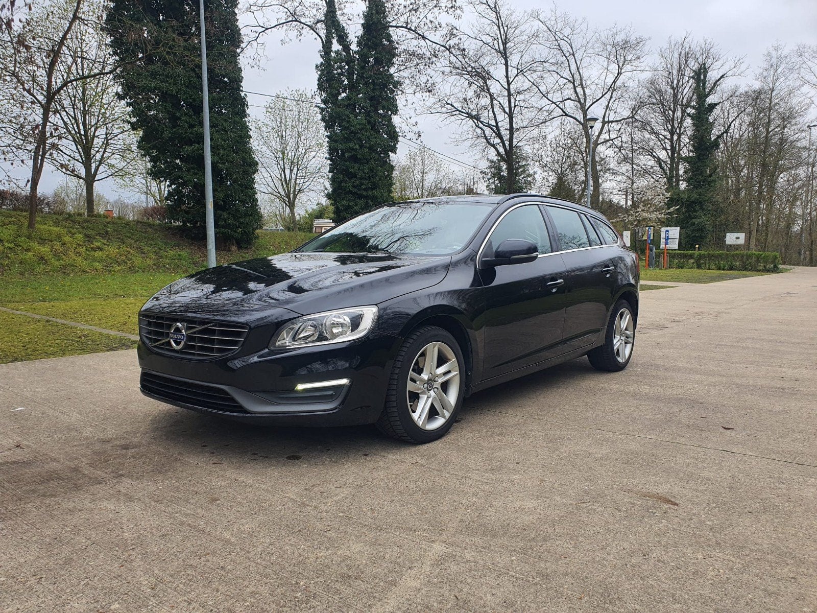 Volvo V60 D4 Bj.2015 Met 272.000 Km., Auto's, Voorwielaandrijving, Zwart, Leder, 5 deurs