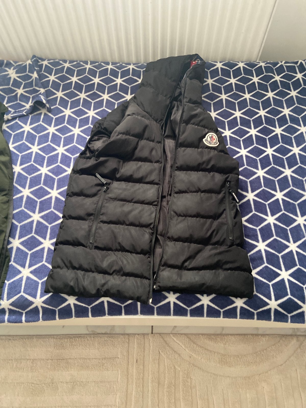 Moncler Bodywarmer (Zwart) – Maat S – Rits defect, Vêtements | Hommes, Blousons sans Manches, Enlèvement