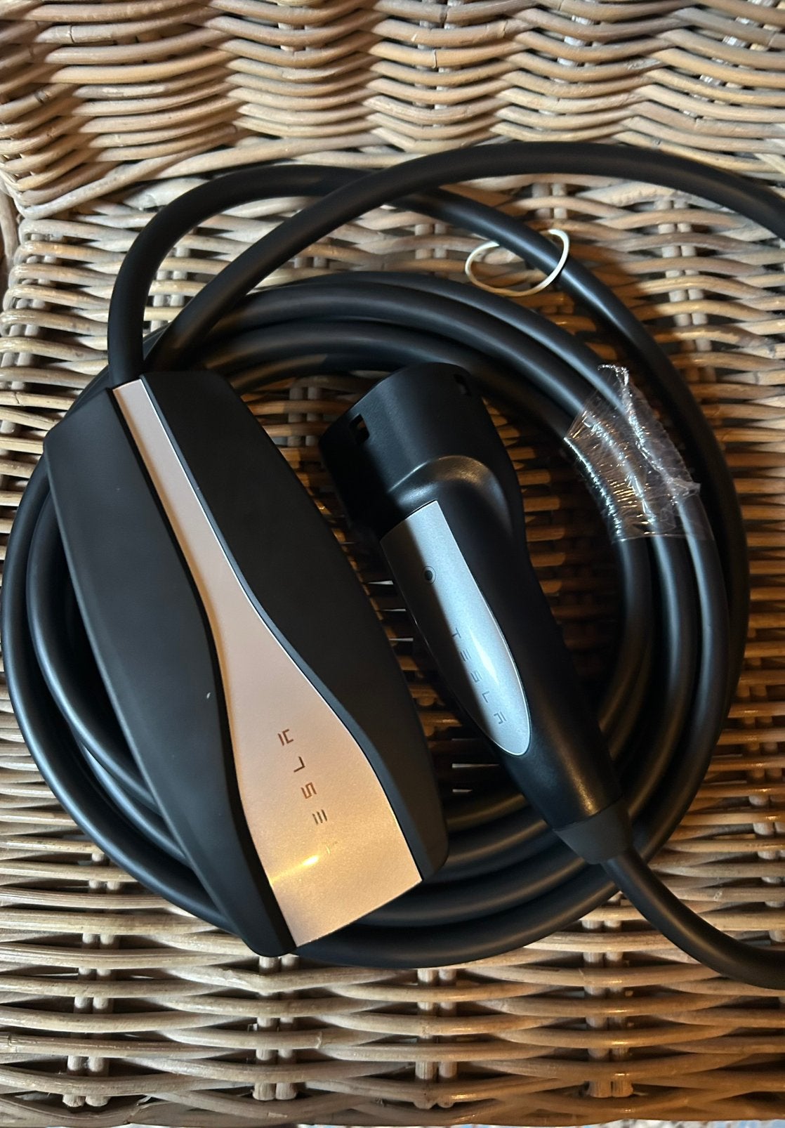 Spliternieuwe Tesla Mobile / Universal Connector., Computers en Software, Laptophoezen, Ophalen of Verzenden, Zo goed als nieuw
