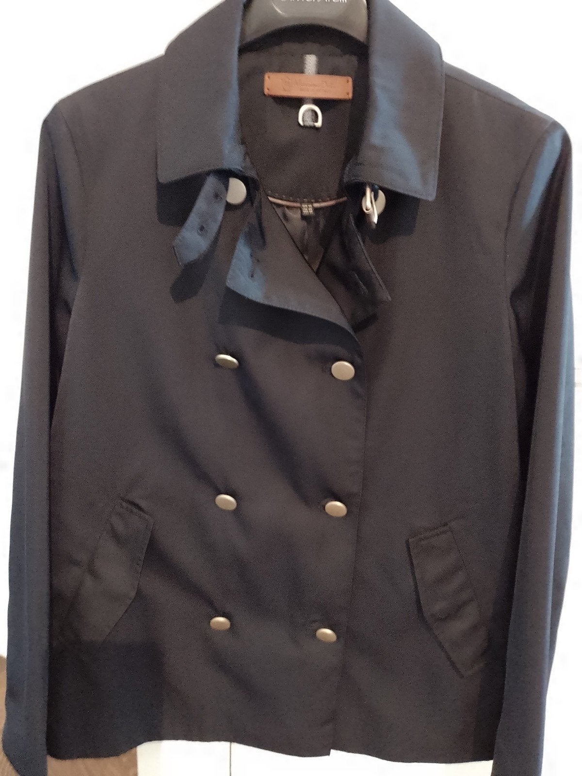 imperméable noir, Enlèvement