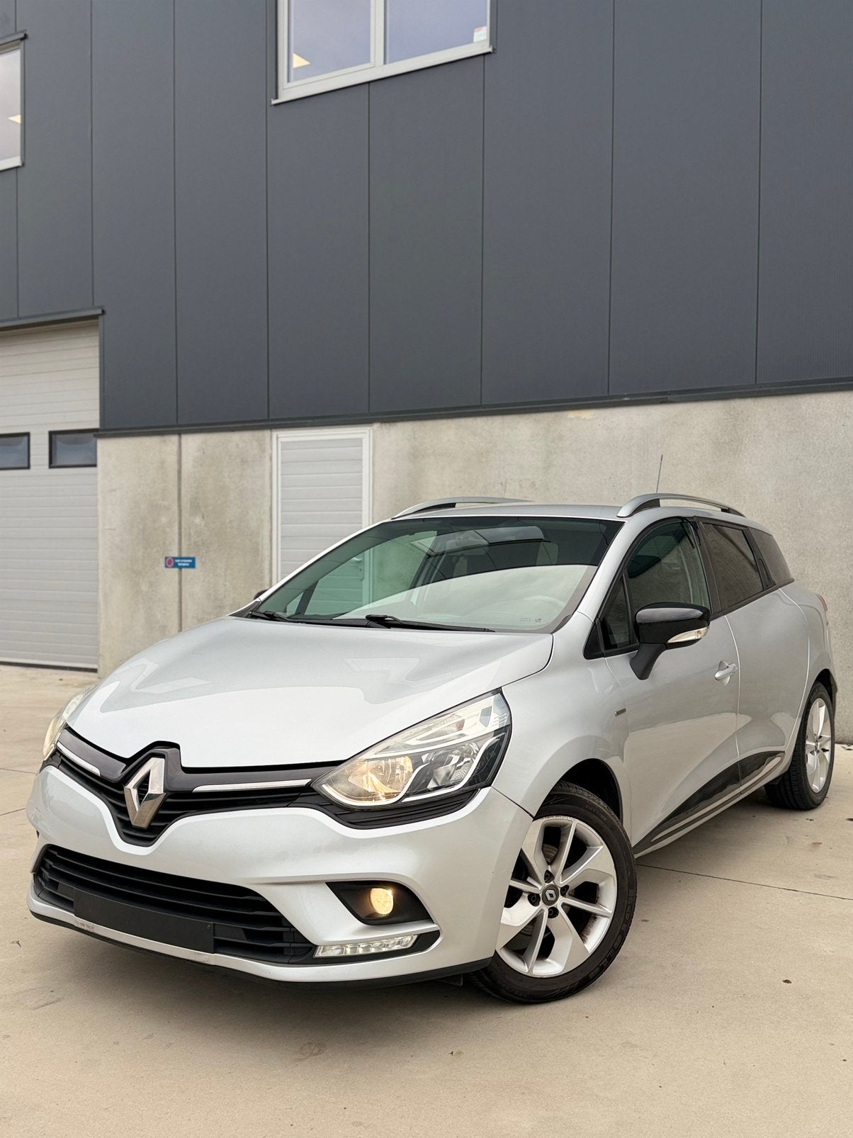 Renault Clio Grand Tour - 2017 - 151 000 km, Autos, Argent ou Gris, Achat, Euro 6, Boîte manuelle