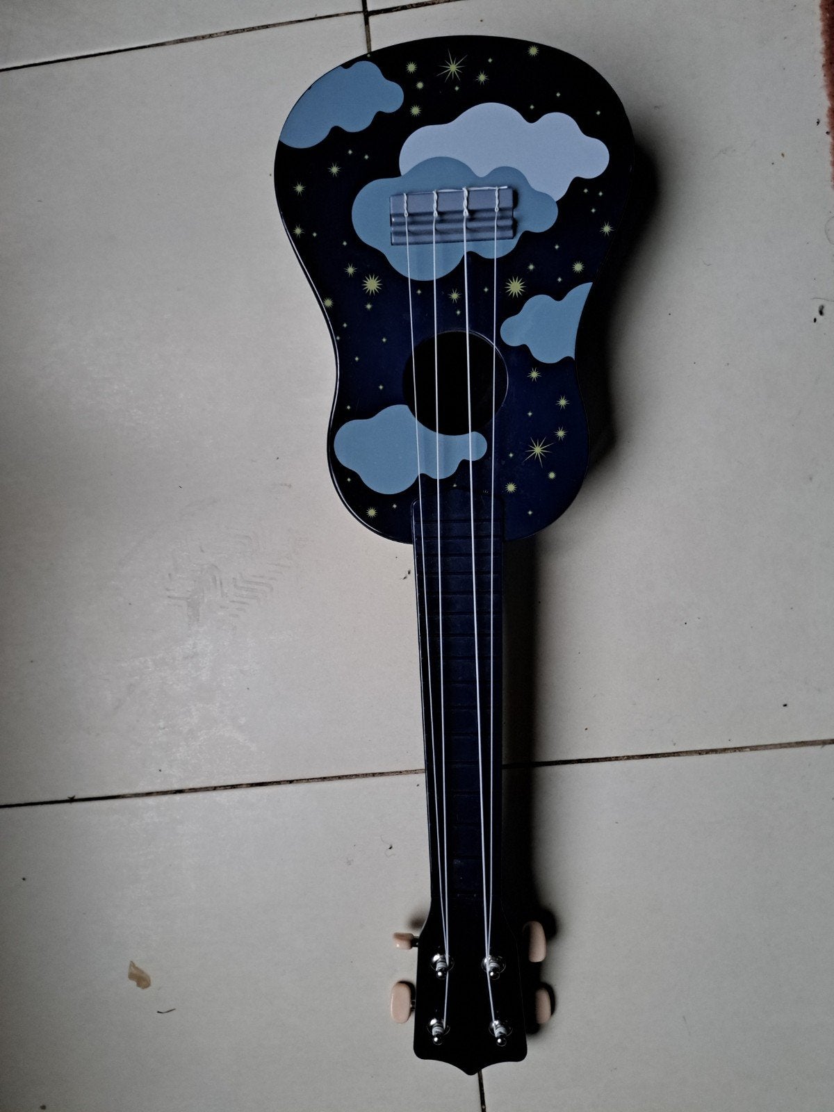 un ukulélé pour enfants au design de nuages et ciel étoilé, Musique & Instruments, Enlèvement ou Envoi